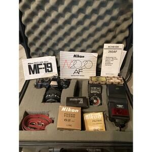 NIKON N2020 AF 35mm Film Camera w/NIKKOR AF 35-70mm lens 260AF Flash Hard Case
